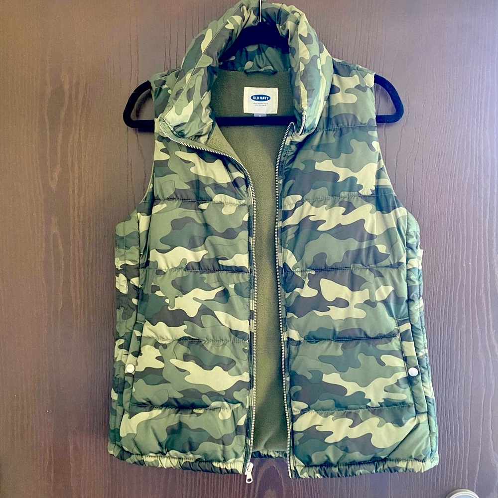 Old Navy Camo Puffer Vest Size M
